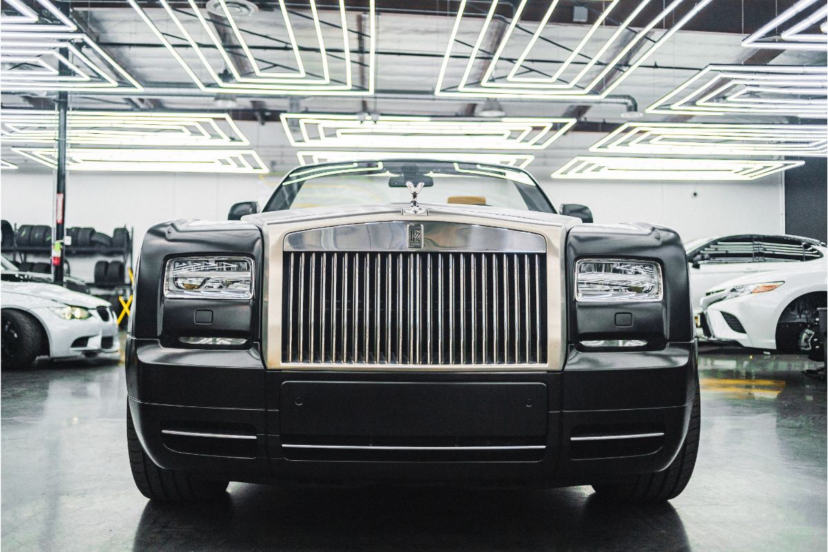 Felipe Titto indica o Rolls Royce Cullinan